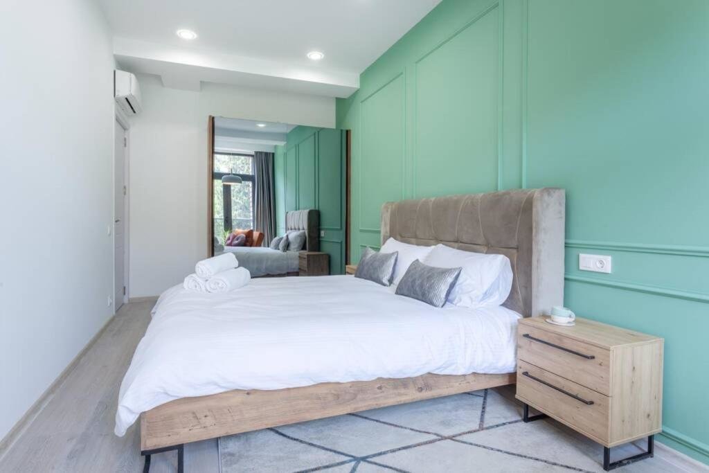 Тбилиси: Luxury Meets Convenience - 2 bdrm @ City Center