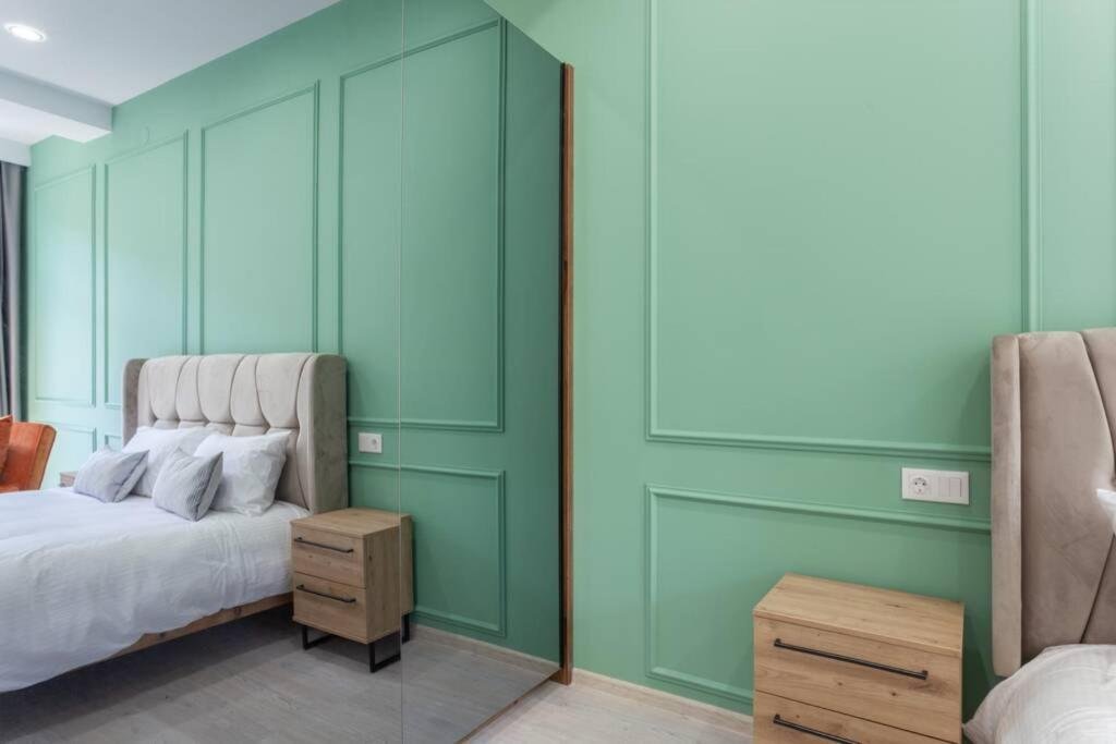 Тбилиси: Luxury Meets Convenience - 2 bdrm @ City Center