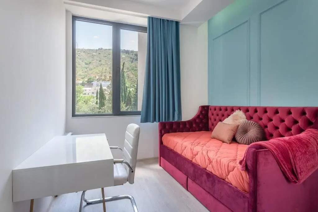 Тбилиси: Luxury Meets Convenience - 2 bdrm @ City Center