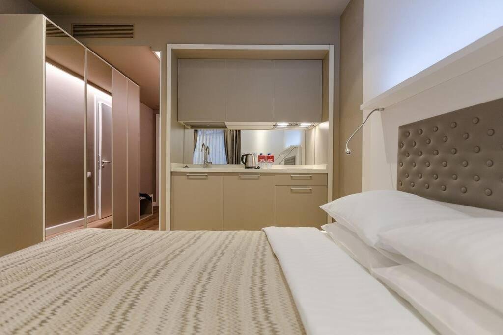 Батуми: Luxurious And Cozy Studio Apartment In The Heart Of Batumi