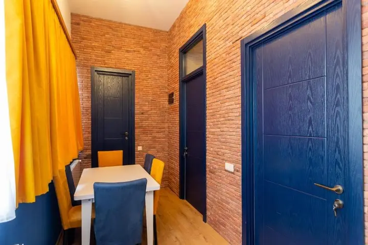 Тбилиси: Newly Renovated 2Br Apartment W Balcony