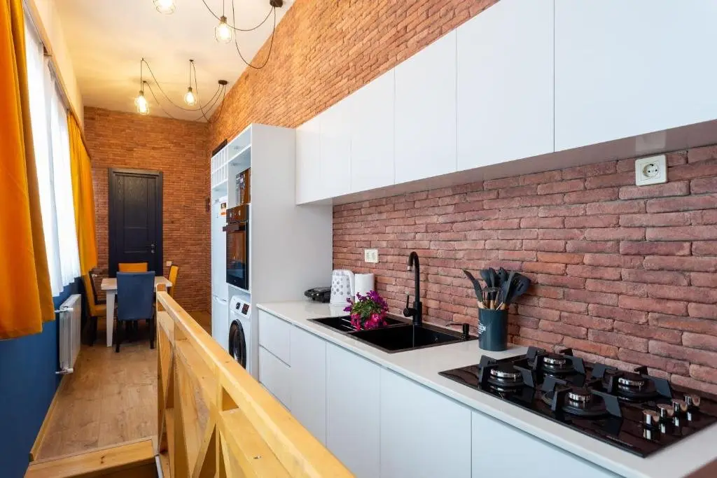 Тбилиси: Newly Renovated 2Br Apartment W Balcony