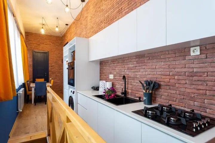 Тбилиси: Newly Renovated 2Br Apartment W Balcony