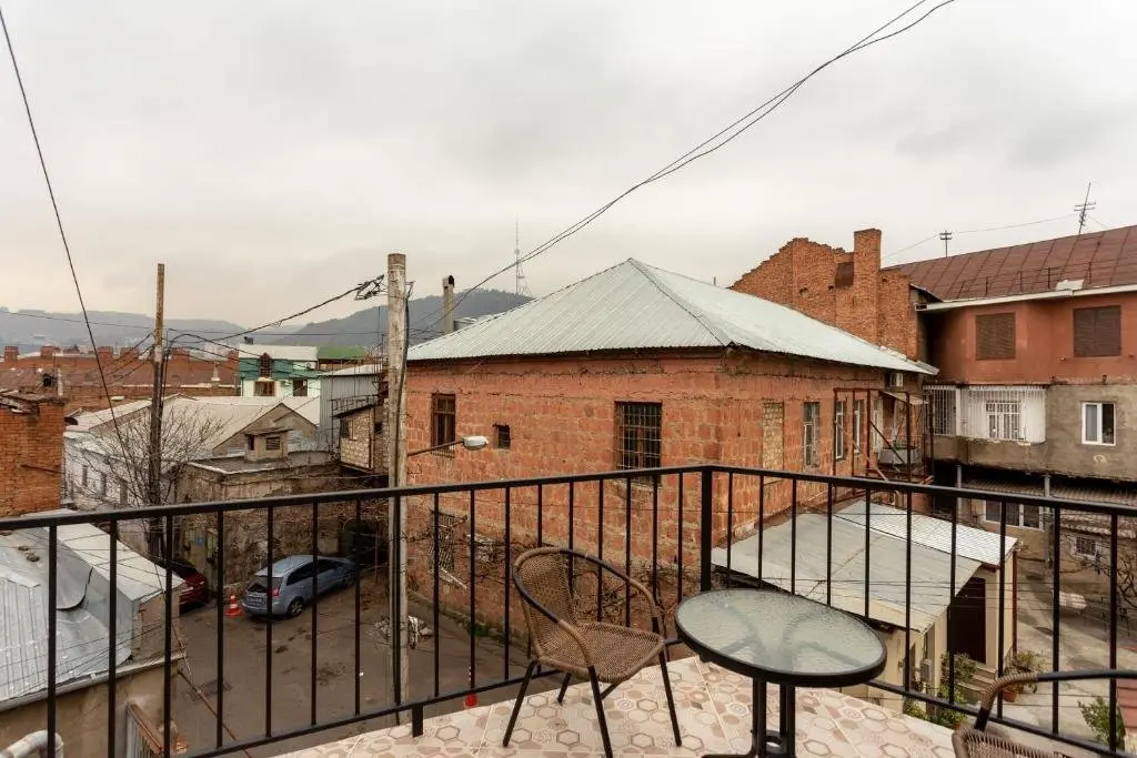 Тбилиси: Newly Renovated 2Br Apartment W Balcony