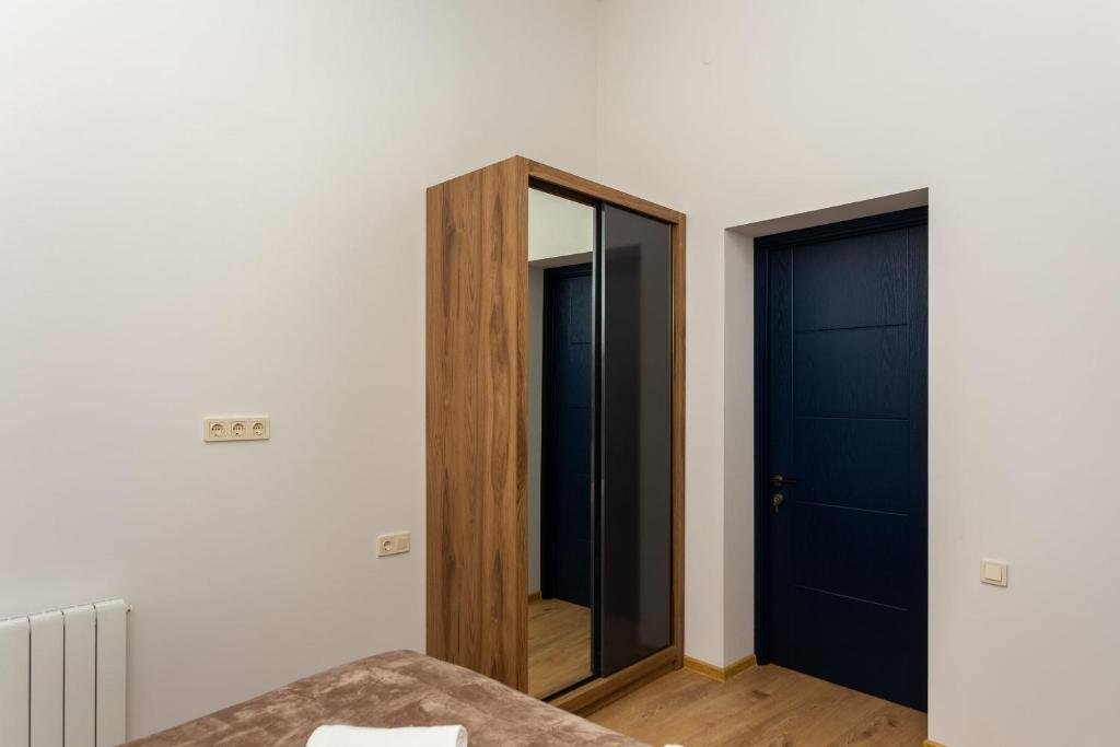 Тбилиси: Newly Renovated 2Br Apartment W Balcony