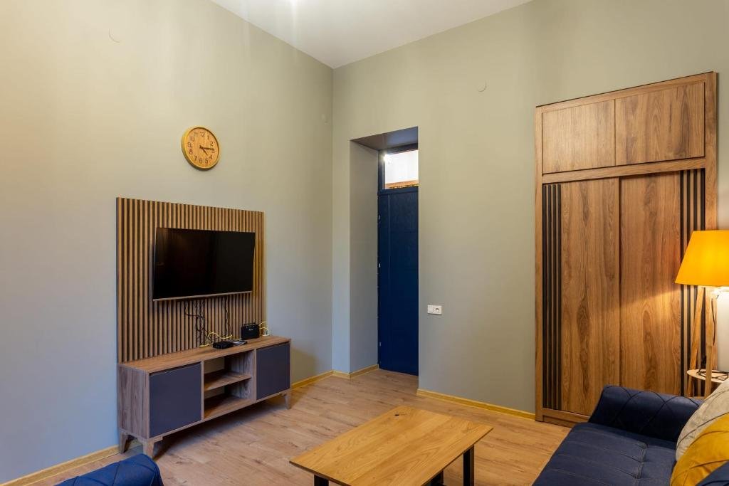 Тбилиси: Newly Renovated 2Br Apartment W Balcony