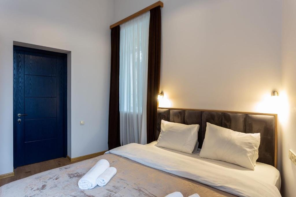 Тбилиси: Newly Renovated 2Br Apartment W Balcony