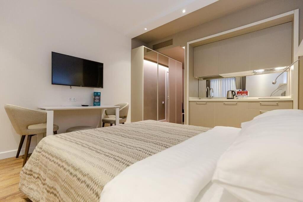 Батуми: Modern And Cozy Studio Apartment In The Heart Of Batumi