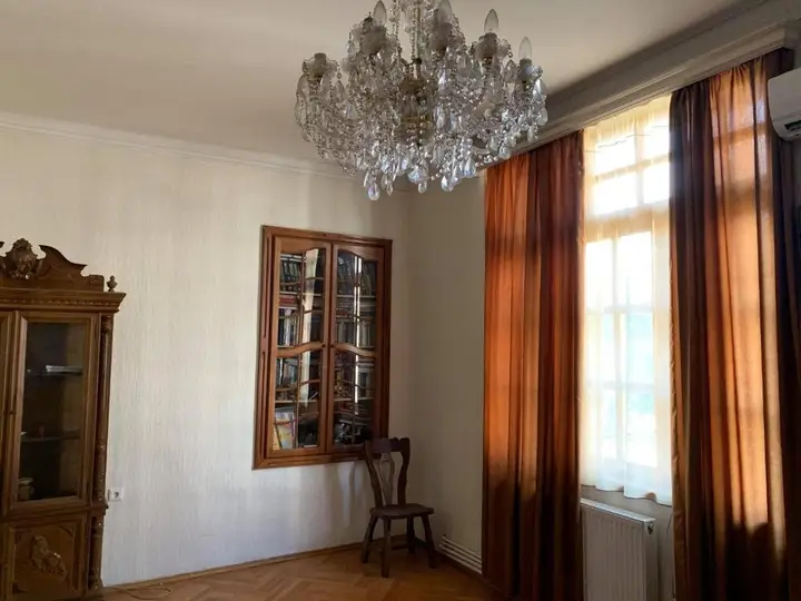 Тбилиси: 2 Bedroom Apartment with living Room and Cabinet