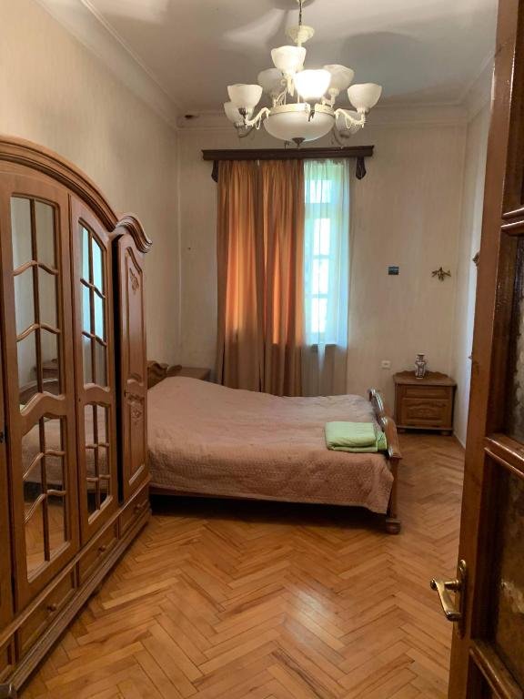 Тбилиси: 2 Bedroom Apartment with living Room and Cabinet