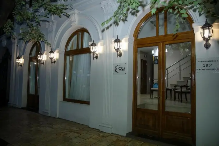 Тбилиси: Aghmashenebeli street N185 a