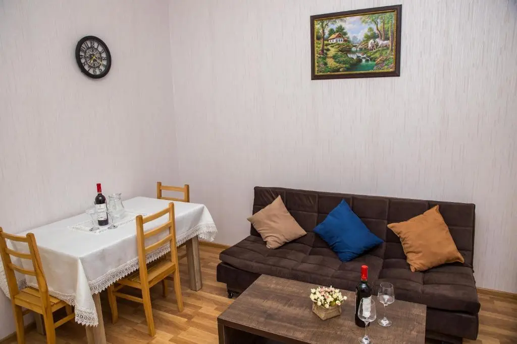 Тбилиси: 12 Nikoloz Izashvili Street