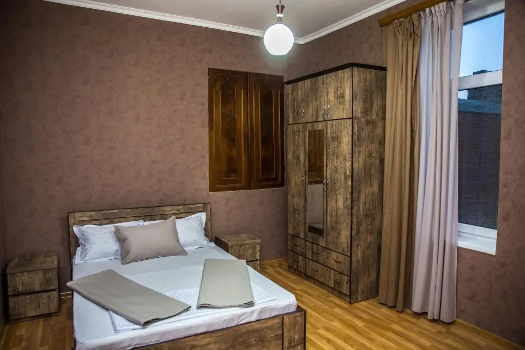Тбилиси: 12 Nikoloz Izashvili Street