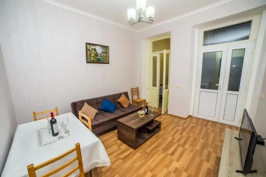 Тбилиси: 12 Nikoloz Izashvili Street