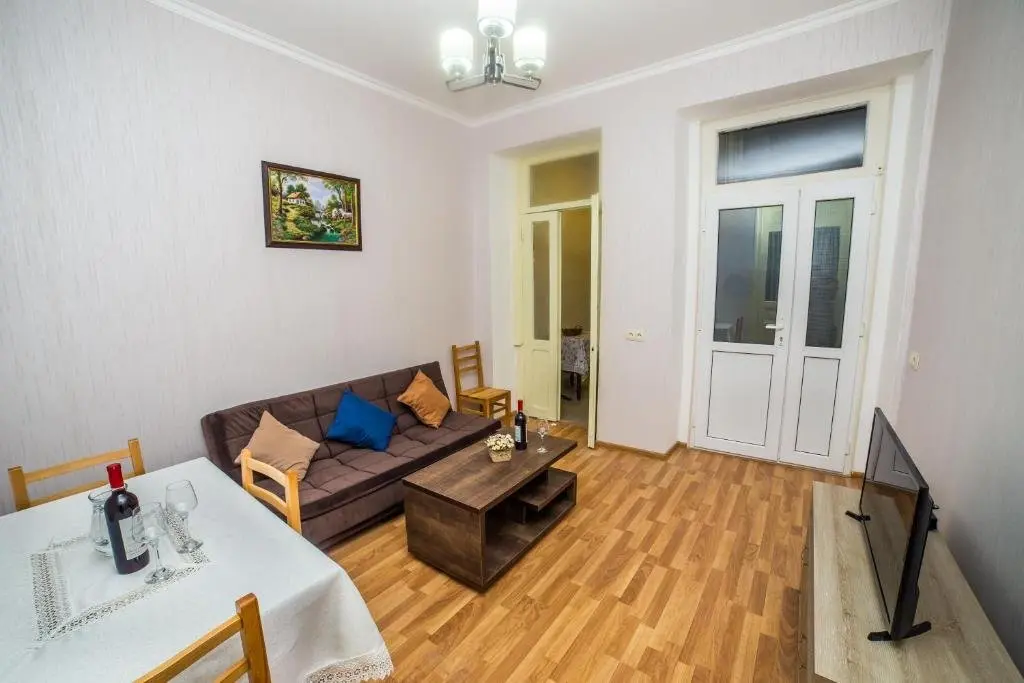 Тбилиси: 12 Nikoloz Izashvili Street