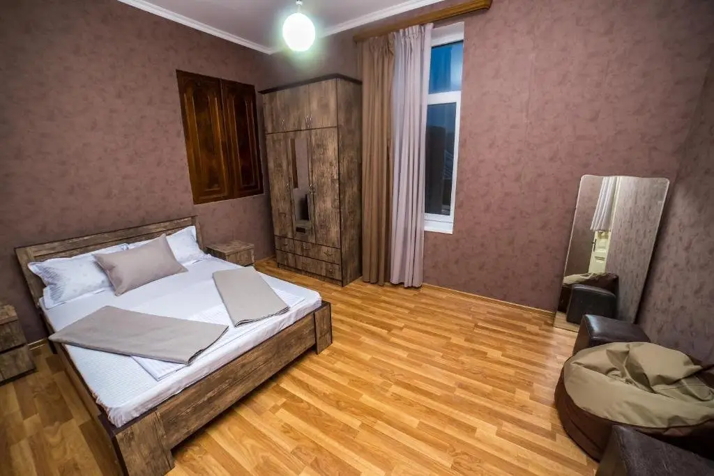 Тбилиси: 12 Nikoloz Izashvili Street