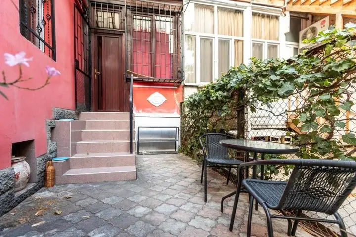Тбилиси: New 30 2br Apt W Spacious Yard Near Vera Park