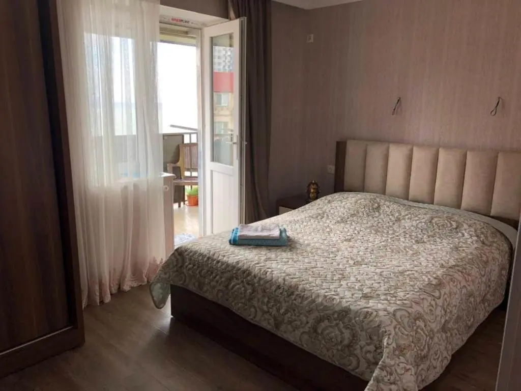 Батуми: apartment with 3 bedrooms with amazing view to black sea beach in old building
