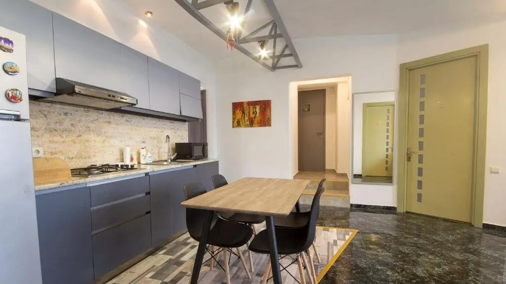 Тбилиси: 4 bedroom apartment on liberty square