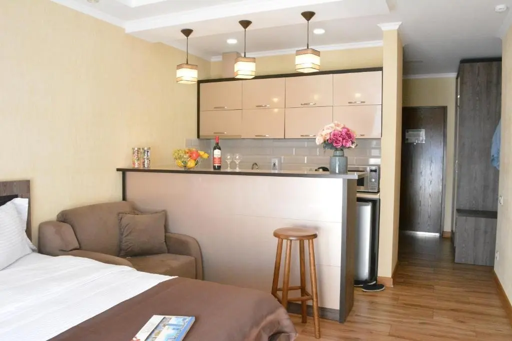 Батуми: beach in 50m, balcony w/ seaview, parking