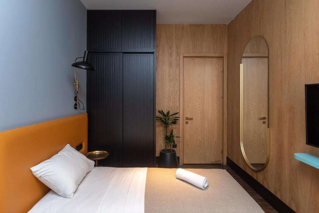 Тбилиси: 2br apartment with a small balcony in sololaki