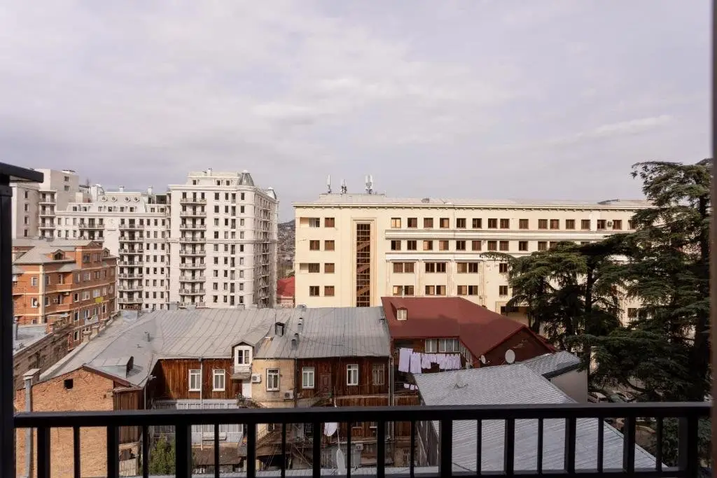 Тбилиси: 2br apartment with a small balcony in sololaki
