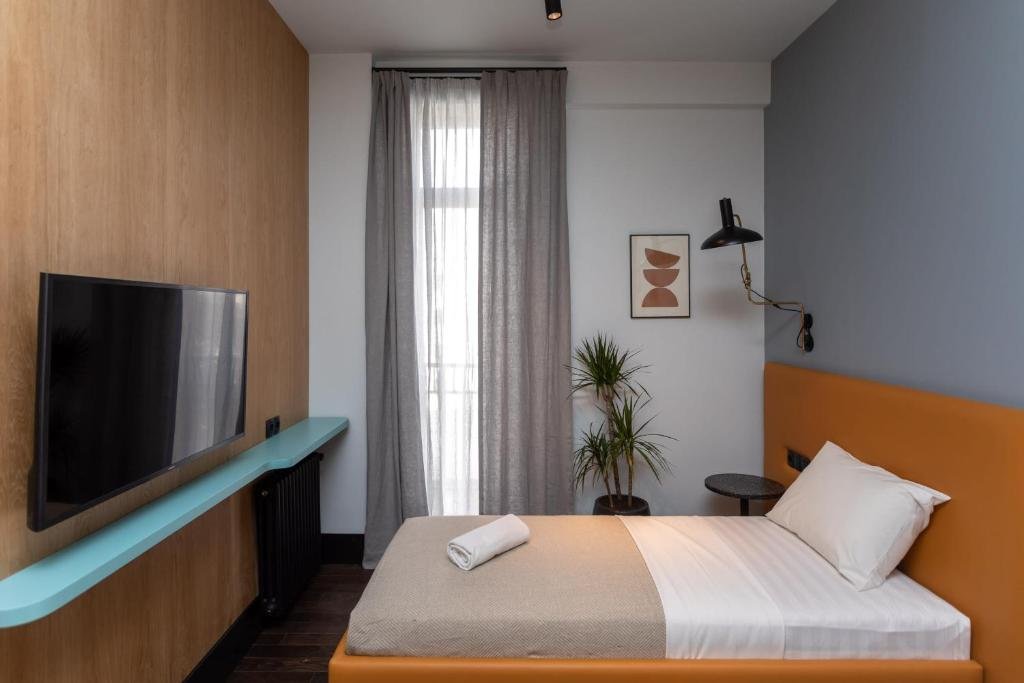 Тбилиси: 2br apartment with a small balcony in sololaki