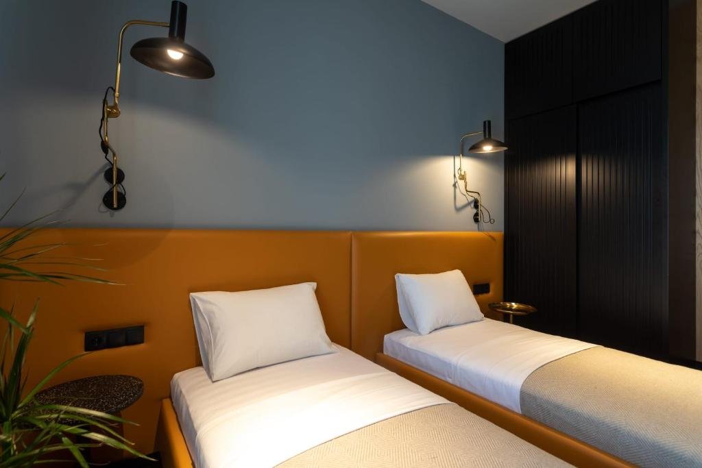Тбилиси: 2br apartment with a small balcony in sololaki