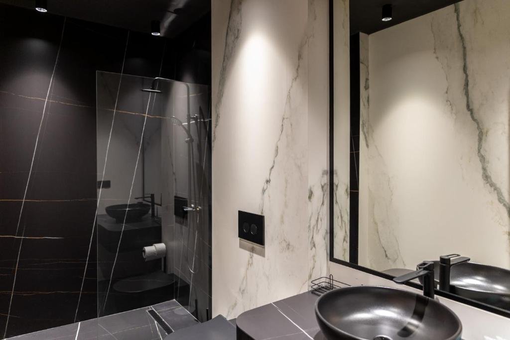 Тбилиси: 2br apartment with a small balcony in sololaki