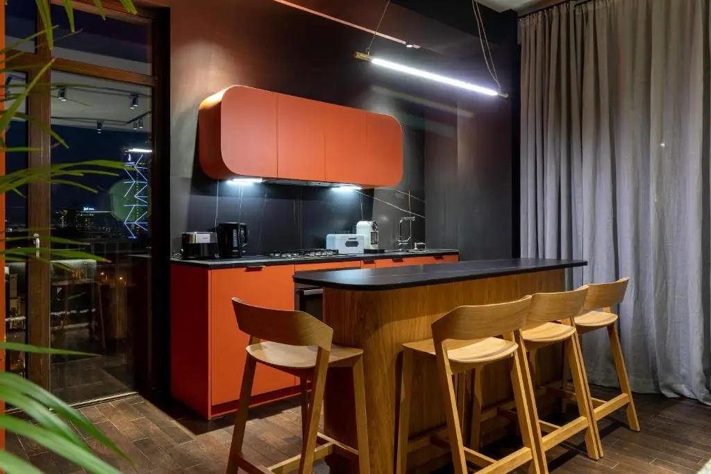 Тбилиси: 2br apartment with a small balcony in sololaki