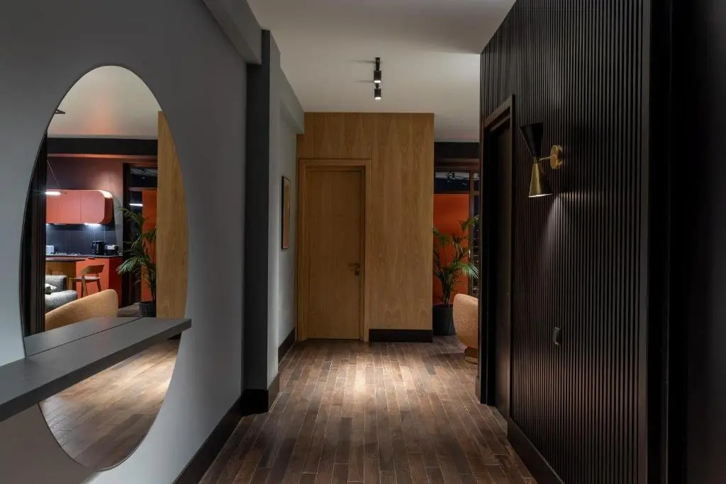 Тбилиси: 2br apartment with a small balcony in sololaki