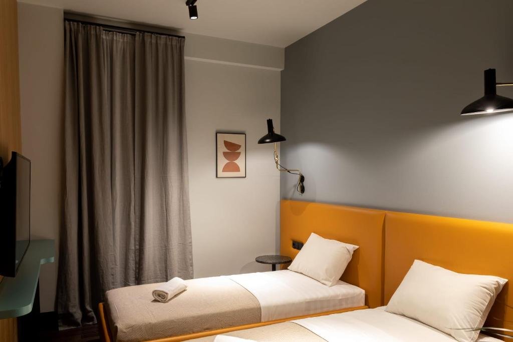Тбилиси: 2br apartment with a small balcony in sololaki