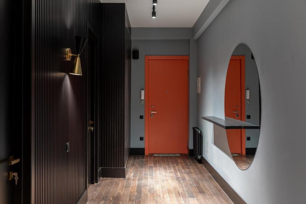 Тбилиси: 2br apartment with a small balcony in sololaki