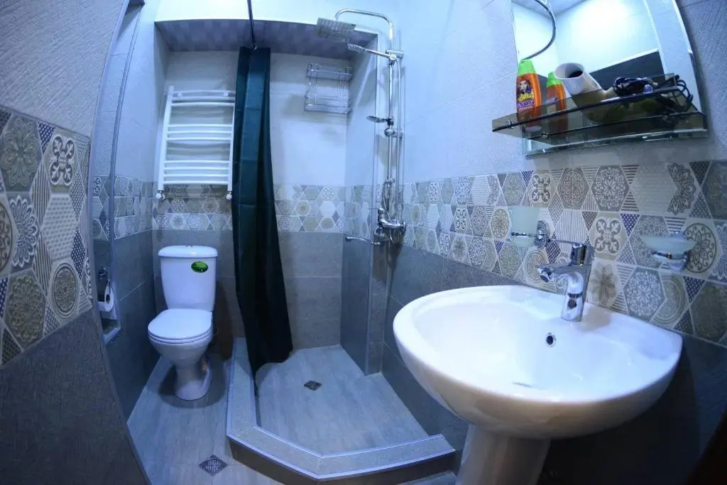 Тбилиси: 2 Bedroom Apartment Behind Opera House