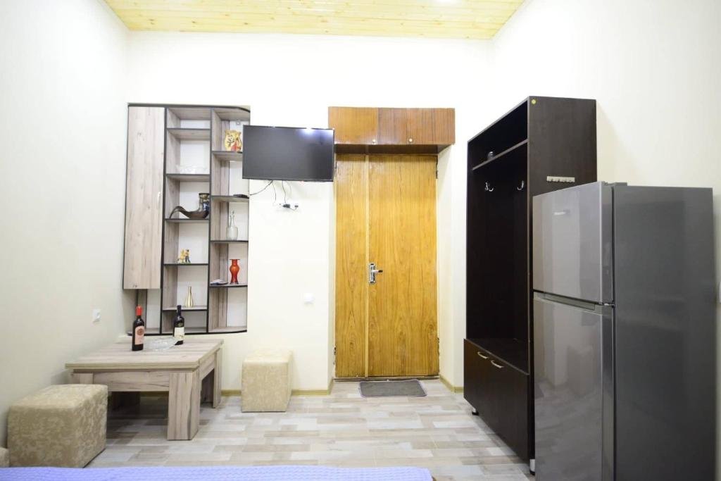 Тбилиси: 2 Bedroom Apartment Behind Opera House