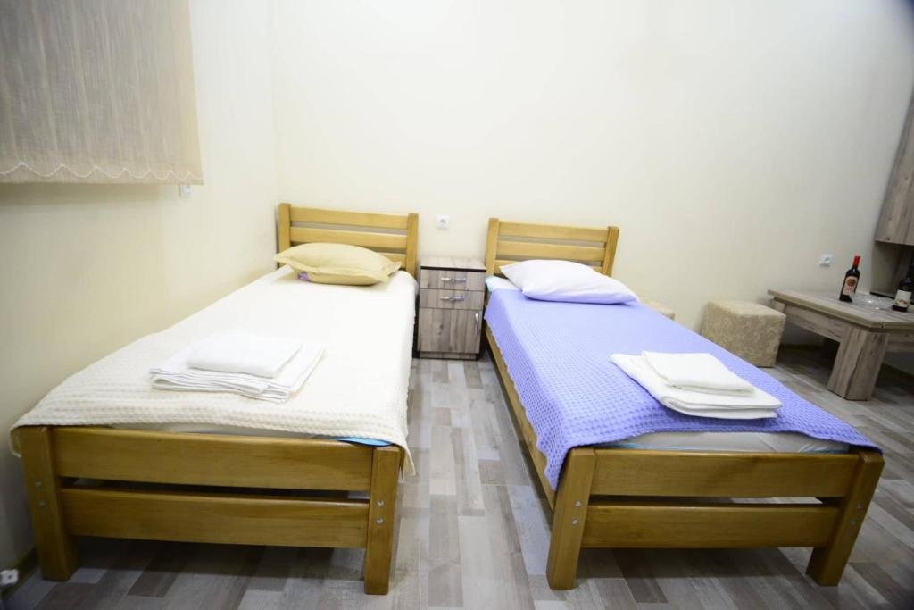Тбилиси: 2 Bedroom Apartment Behind Opera House