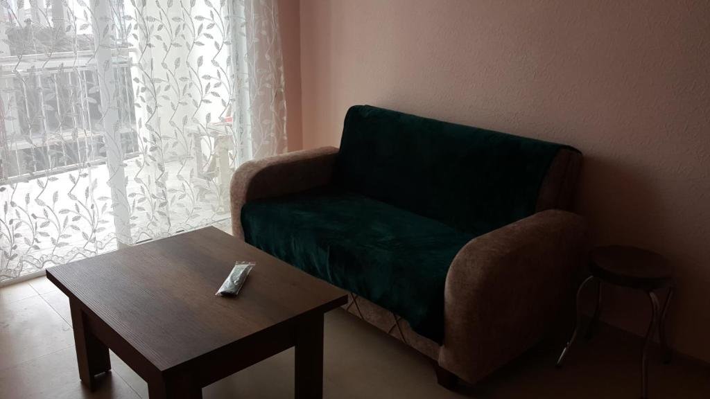 Батуми: Offering One Bedroom Apartment With A Big Balcony With Picturesque View On The Sea. Equipped With Air Conditioning, Free Wifi, Tv Set, Washing Machine, All Kitchen Appliances The Flat Is Situated 200 M From The Sea.