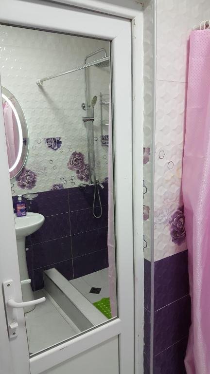 Батуми: Offering One Bedroom Apartment With A Big Balcony With Picturesque View On The Sea. Equipped With Air Conditioning, Free Wifi, Tv Set, Washing Machine, All Kitchen Appliances The Flat Is Situated 200 M From The Sea.