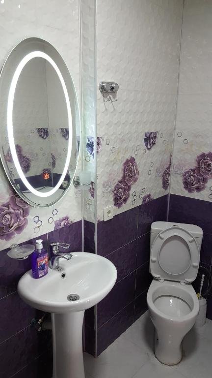 Батуми: Offering One Bedroom Apartment With A Big Balcony With Picturesque View On The Sea. Equipped With Air Conditioning, Free Wifi, Tv Set, Washing Machine, All Kitchen Appliances The Flat Is Situated 200 M From The Sea.