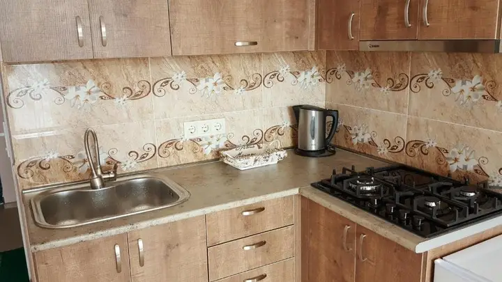Батуми: Offering One Bedroom Apartment With A Big Balcony With Picturesque View On The Sea. Equipped With Air Conditioning, Free Wifi, Tv Set, Washing Machine, All Kitchen Appliances The Flat Is Situated 200 M From The Sea.