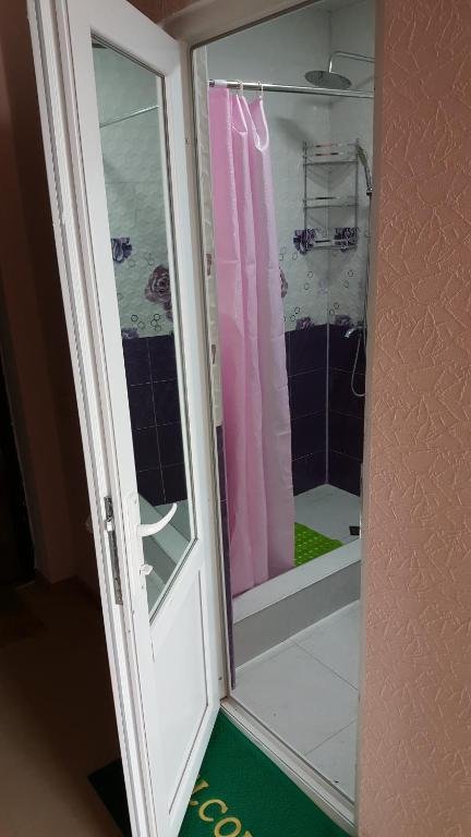 Батуми: Offering One Bedroom Apartment With A Big Balcony With Picturesque View On The Sea. Equipped With Air Conditioning, Free Wifi, Tv Set, Washing Machine, All Kitchen Appliances The Flat Is Situated 200 M From The Sea.
