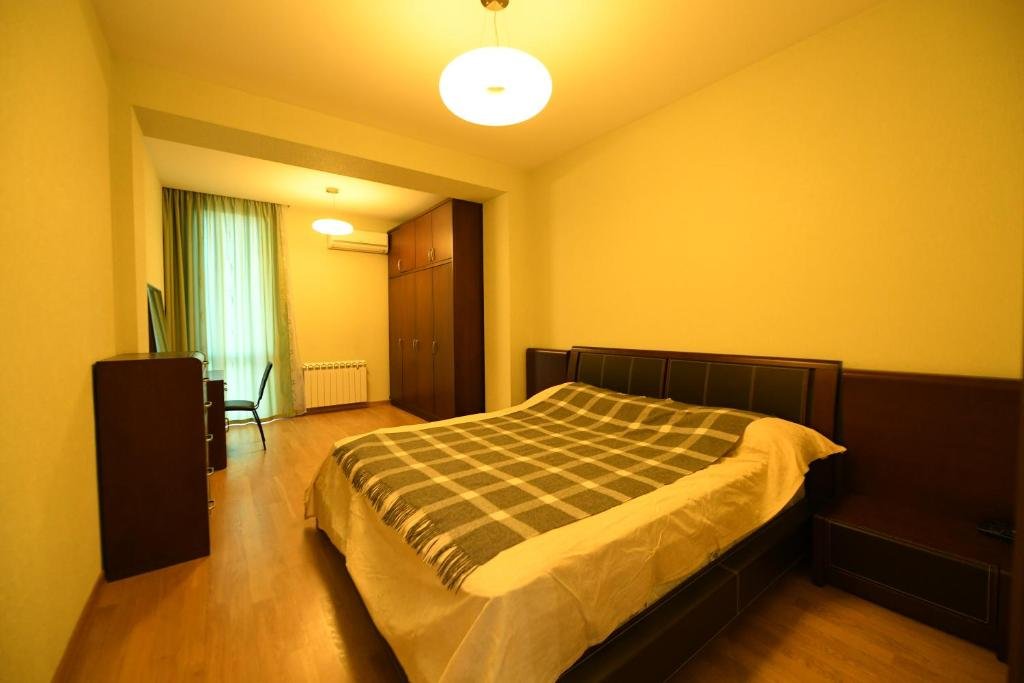 Тбилиси: Bright Apartment on Uznadze 2