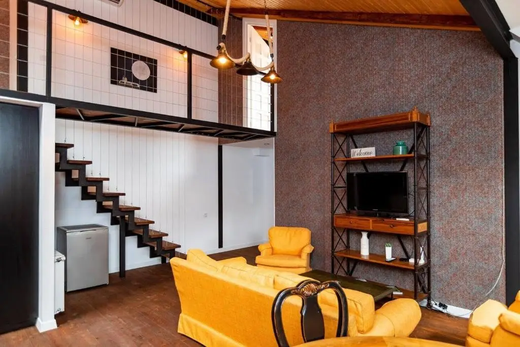 Тбилиси: Mezzanine Style Bright And Stylish Apartment