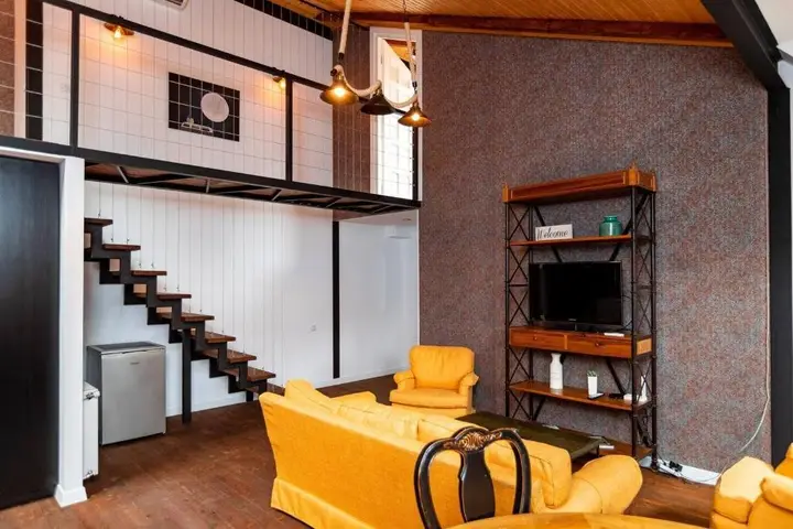 Тбилиси: Mezzanine Style Bright And Stylish Apartment