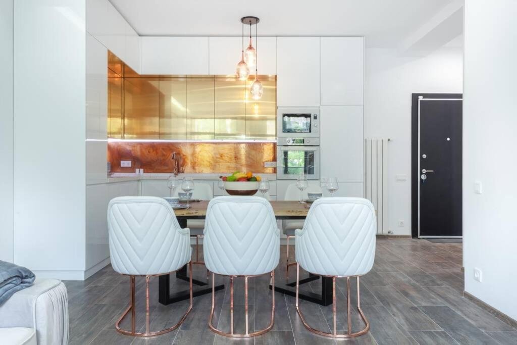 Тбилиси: Luxury Meets Convenience 2 Bdrm City Center