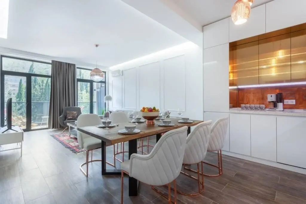Тбилиси: Luxury Meets Convenience 2 Bdrm City Center