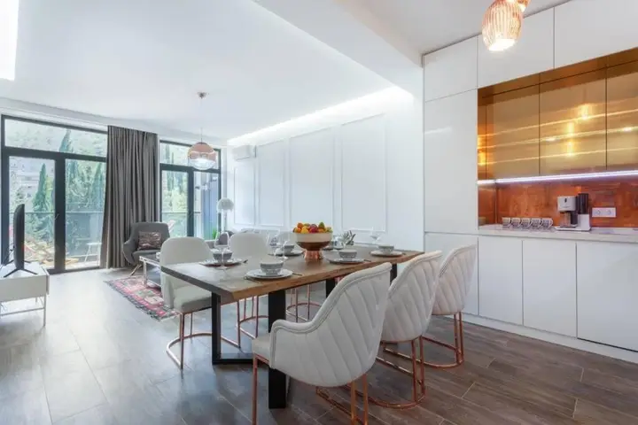 Тбилиси: Luxury Meets Convenience 2 Bdrm City Center