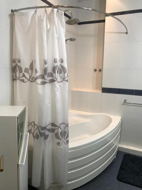 Тбилиси: Lovely 2 Bedroom Apartment Near Center