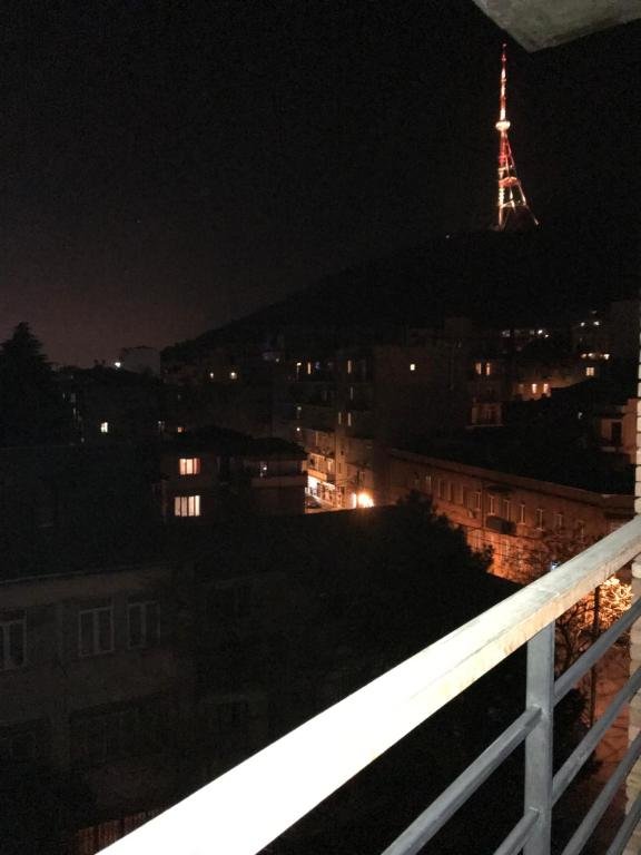 Тбилиси: Lovely 2 Bedroom Apartment Near Center