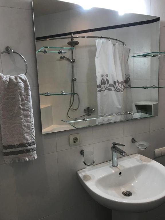 Тбилиси: Lovely 2 Bedroom Apartment Near Center